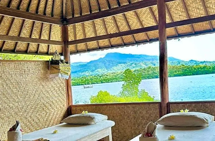 Pasir Putih Cottage-menjangan Goris