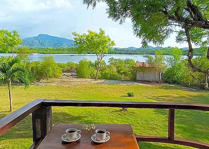 Pasir Putih Cottage-menjangan