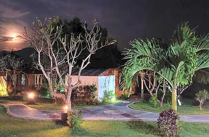 Pasir Putih Cottage-menjangan Goris