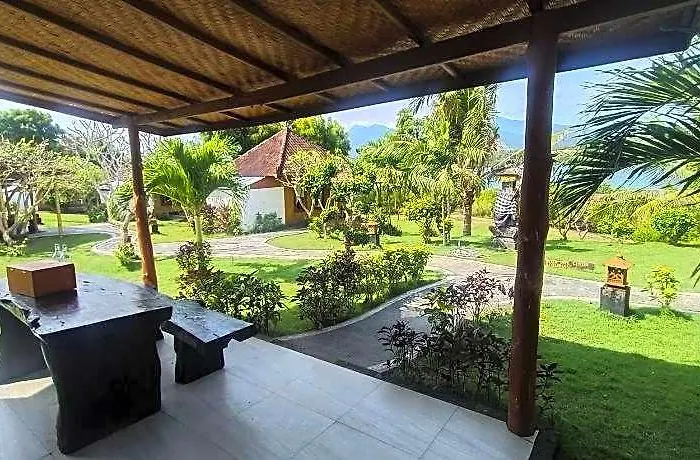 Pasir Putih Cottage-menjangan * Goris